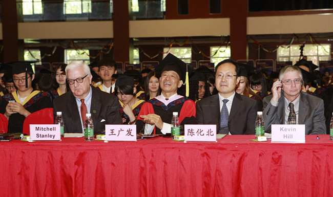 王府学校2016届毕业典礼隆重举办(图2) 青春盛宴 共享硕果——王府学校2016届毕业典礼隆重举办